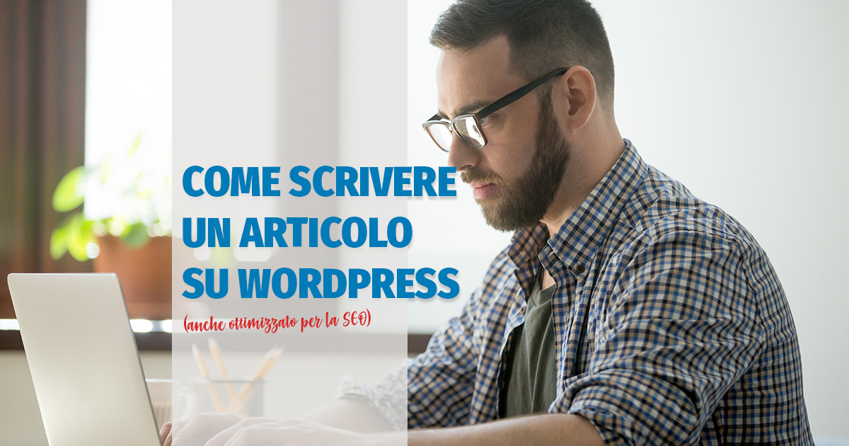 uomo che scrive articolo su laptop